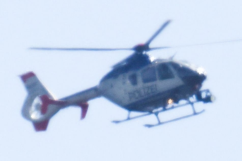 Ein Polizeihubschrauber kreist über der Innenstadt.