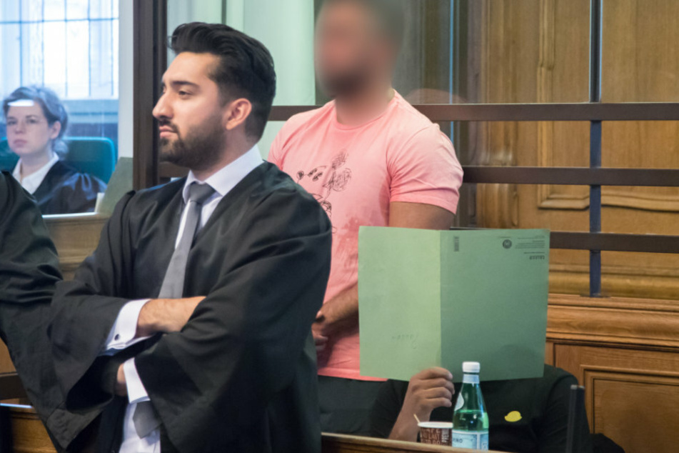 Clanchef Arafat Abou-Chaker (44, M.) steht im Saal Landgericht.