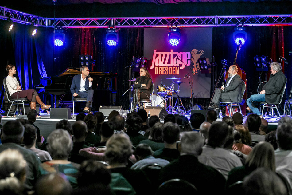Julia Szarvasy (34, Journalistin), Daniele Ganser (48, Historiker), Julia Neigel (54, Sängerin), Kilian Forster (Musiker & Intendant Jazztage) und Werner J. Patzelt (67, Politikwissenschaftler) (L-R) während einer Veranstaltung im Rahmen der Jazztage Dresden.