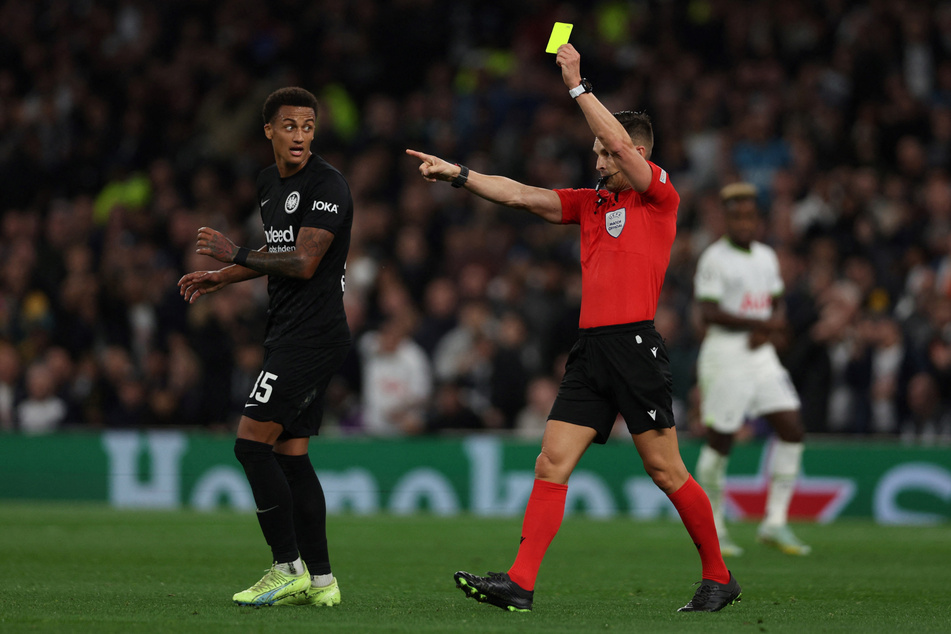 Aufgrund seiner Gelb-Roten Karte bei der 2:3-Niederlage gegen Tottenham Hotspur ist SGE-Abwehrchef Tuta (23, l.) am kommenden Mittwoch in der Champions League gesperrt.