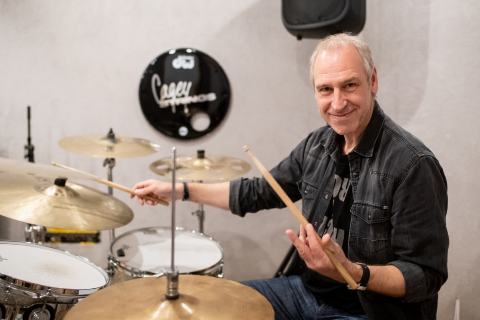 Thomas Dessau, Musiker der Band "Cagey Strings", sitzt im Probenstudio seiner Band am Schlagzeug.