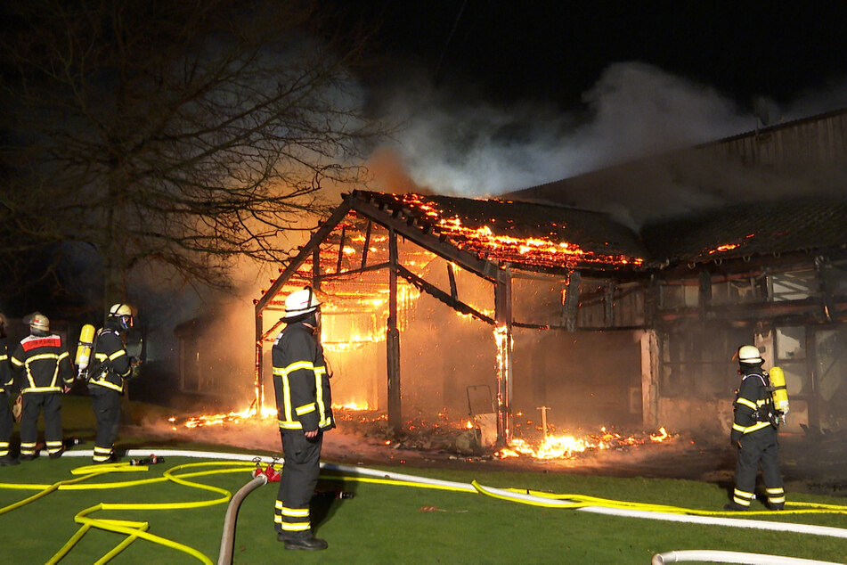 Mehr als 200 Kräfte im Einsatz! Halle auf Golfplatz geht in Flammen auf