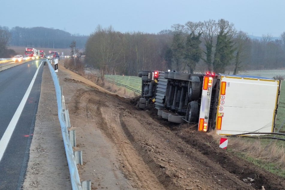 Der Lkw-Fahrer kam von der A21 ab und kippte um.