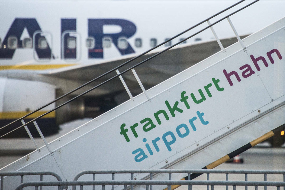 Aufatmen bei den 430 Beschäftigten des insolventen Hunsrück-Flughafens Hahn: Der Flugbetrieb soll fortgesetzt werden.