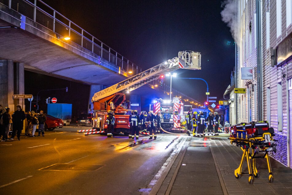 Die Feuerwehr musste zwei Menschen aus einer Dachgeschosswohnung retten.