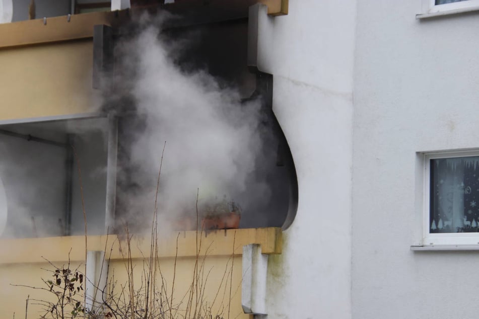 In Berlin-Lichtenberg ist am Samstag ein Balkon im Erdgeschoss eines Mietshauses in Brand geraten.