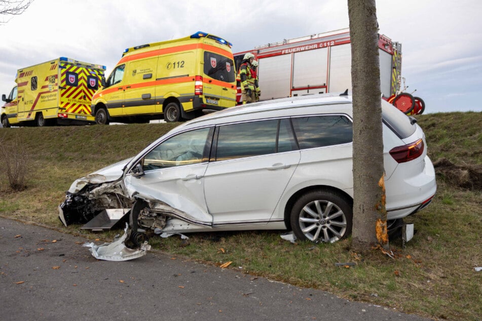 Die linke Fahrzeugfront sowie die Fahrertür des VW wurden stark beschädigt.