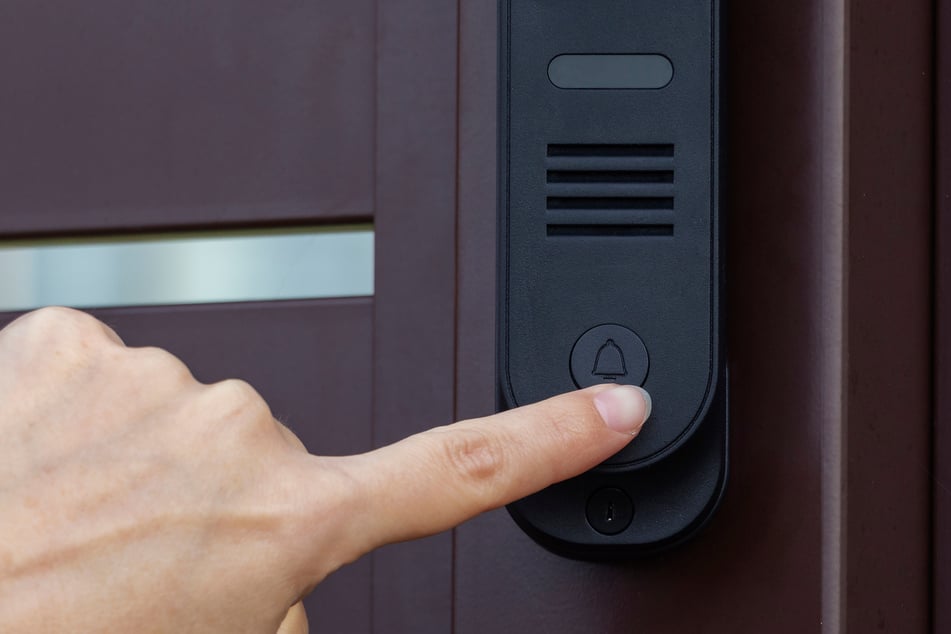 Frau wird per Haftbefehl gesucht: Was sie dann tut, macht sprachlos