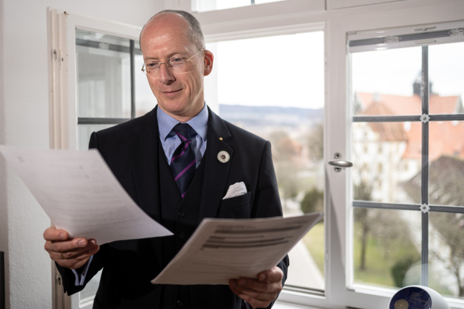 Bernd Westermeyer steht am Fenster.