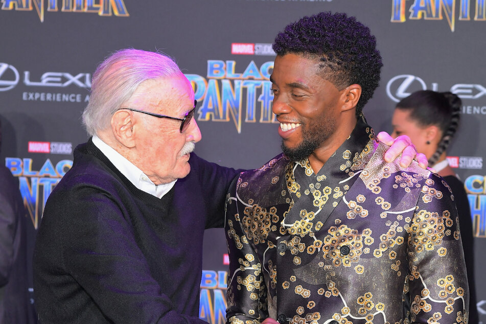 Stan Lee (†95, links) mit Chadwick Boseman (†44) bei der Weltpremiere von Marvels "Black Panther" 2018.