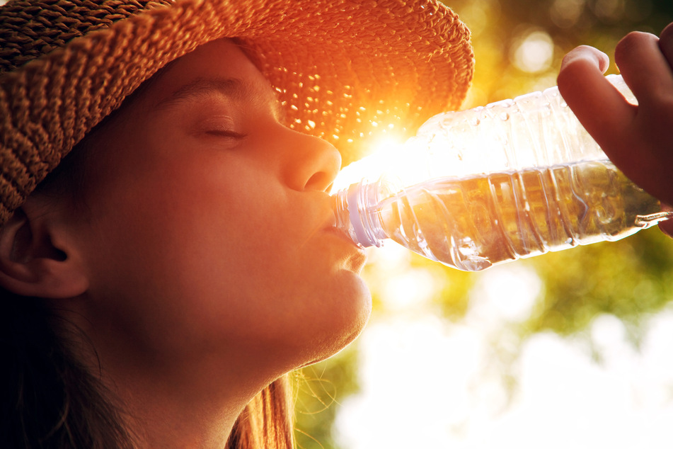 Viel trinken ist angesagt: Am Freitag sollen es in NRW bis zu 36 Grad werden (Symbolbild).