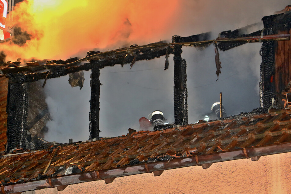 Das Gebäude ist durch den Brand unbewohnbar. Der entstandene Sachschaden beläuft sich auf circa 700.000 Euro.