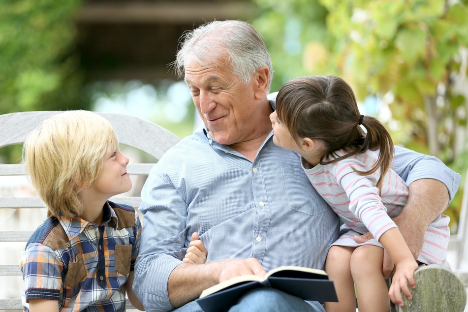 Großeltern lesen ihren Enkeln gerne vor. Sie haben meist viel Geduld mit den Kleinen.
