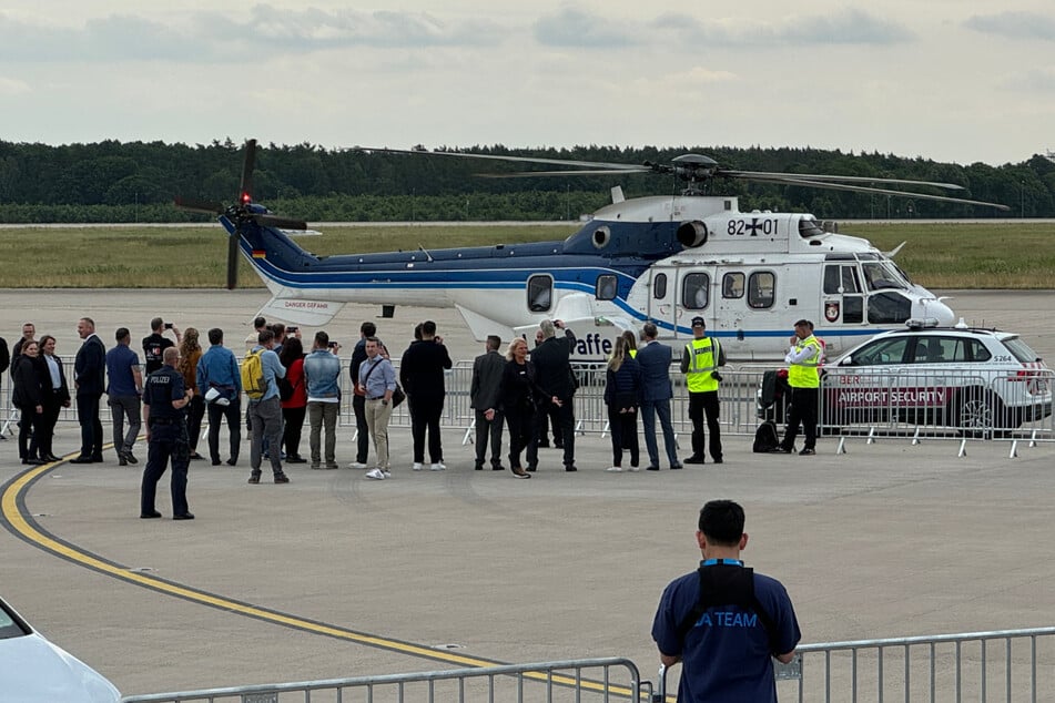 Warum Kanzler Scholz heute vor den Augen Hunderter mit dem Helikopter über Berlin flog