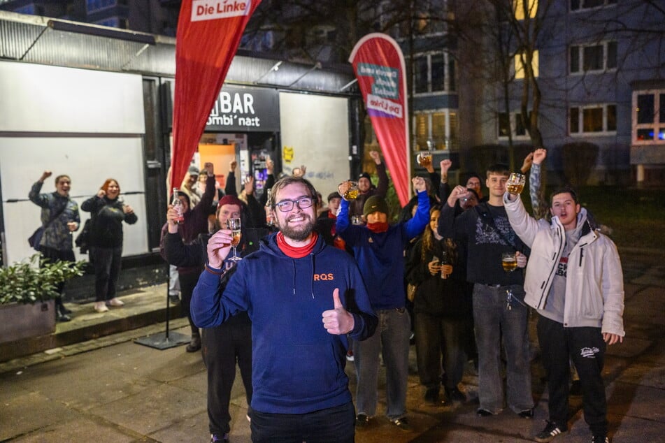 Direktkandidat Marten Henning (28) und die Linke lassen im BAR:Kombinat die Korken knallen.