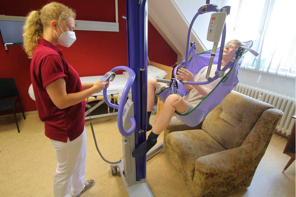 Magdalena Küttner (21) am Lifter: In dem Labor lassen sich bestimmte Alltagsszenen in der Pflege nachstellen.