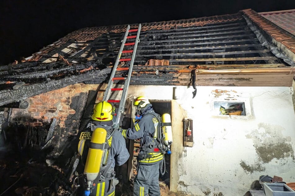 Das Gebäude stand inklusive Dachgiebel und darin enthaltenen Gegenständen komplett in Flammen.