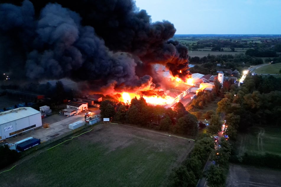 Das Feuer in Thedinghausen sei gegen 20.45 Uhr ausgebrochen.