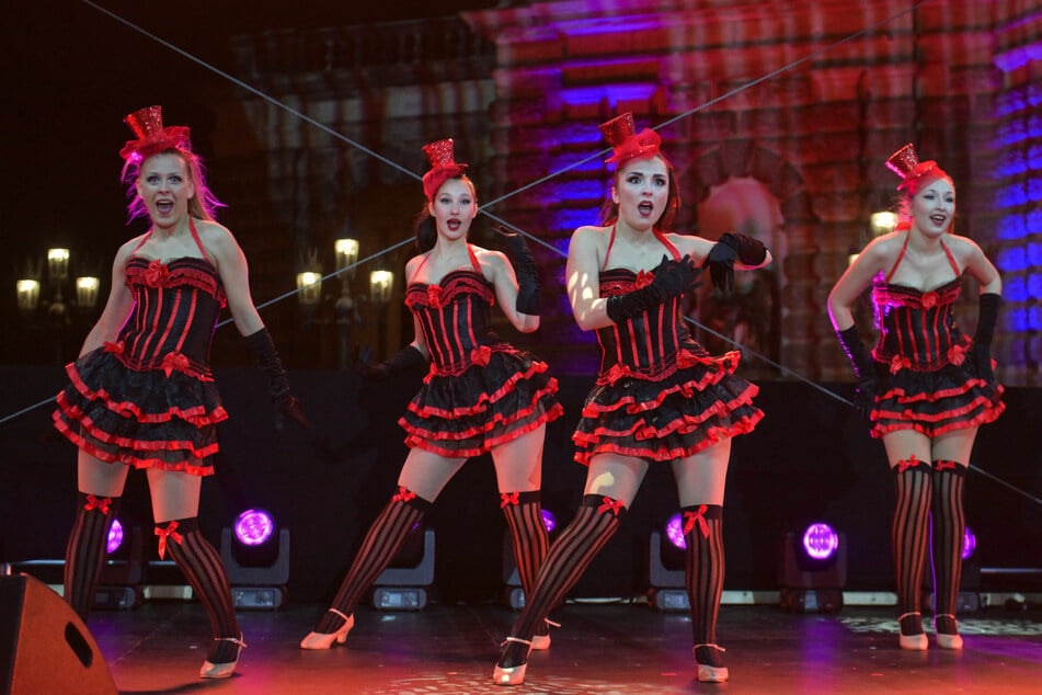 Bei Eiseskälte sorgten die "Keen on Rhythm"-Showgirls aus Schneeberg für Stimmung.