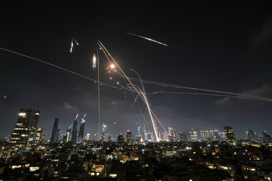 Das israelische Luftabwehrsystem Iron Dome feuert am Freitag, 13. Juni 2025, um Raketen über Tel Aviv in Israel abzufangen.