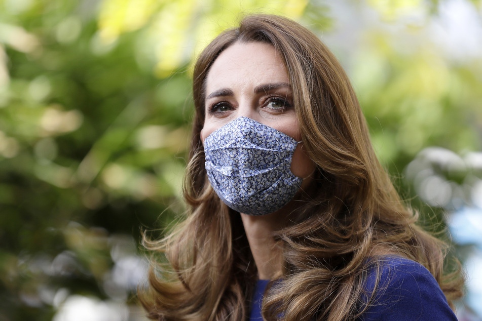 Herzogin Kate (38) mit einer Maske im Mille-Fleurs-Design.