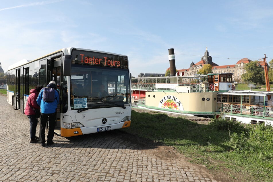 Via Shuttle-Bus werden Passagiere zum Anleger westlich der Albertbrücke gebracht.