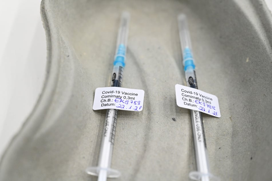 Ravensburg: Zwei Spritzen mit dem Pfizer-BioNTech-COVID-19-Impfstoff liegen im Kreisimpfzentrum in der Oberschwabenhalle in einer Schale.