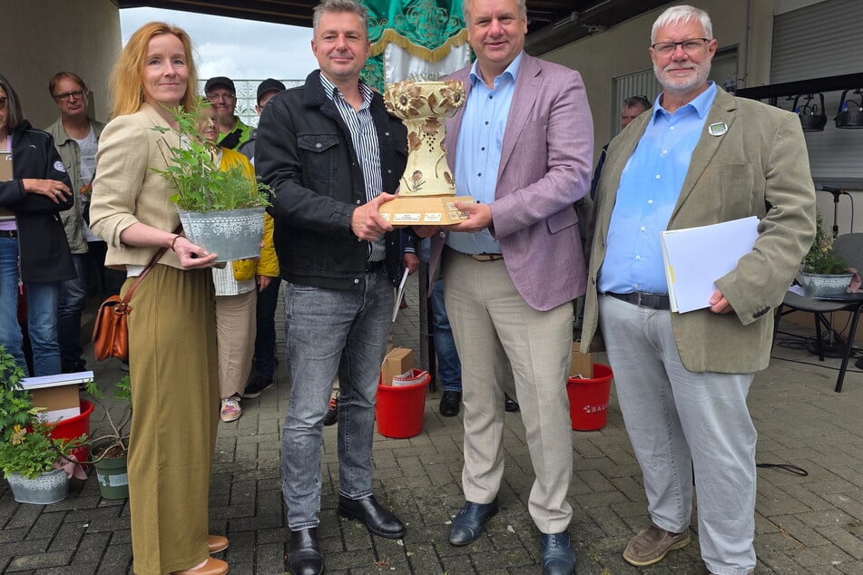 OB Dirk Hilbert (54, FDP, 2.v.r.) und Frank Hoffmann (67, r.), 1. Vorsitzender Stadtverband "Dresdner Gartenfreunde", überreichten den Pokal.