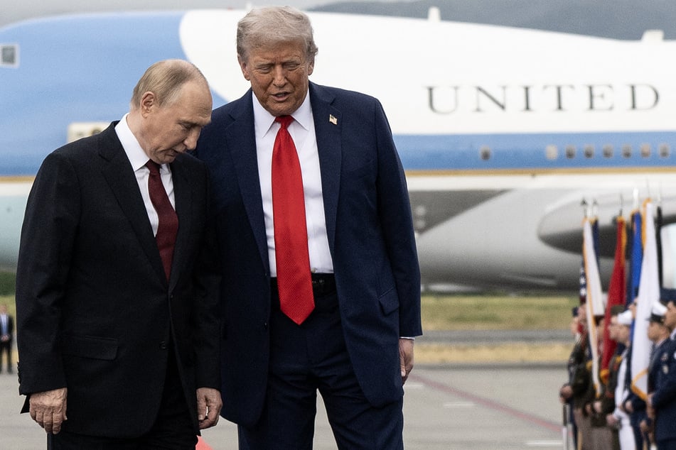 US President Donald Trump (r.) and Russian President Vladimir Putin (l.) pose on a podium on the tarmac after they arrived at Joint Base Elmendorf-Richardson in Anchorage, Alaska, on Friday.