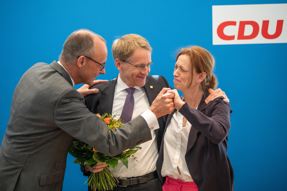 Die CDU feiert: Daniel Günther (48, M) freut sich mit Friedrich Merz (66) und Karin Prien (56).