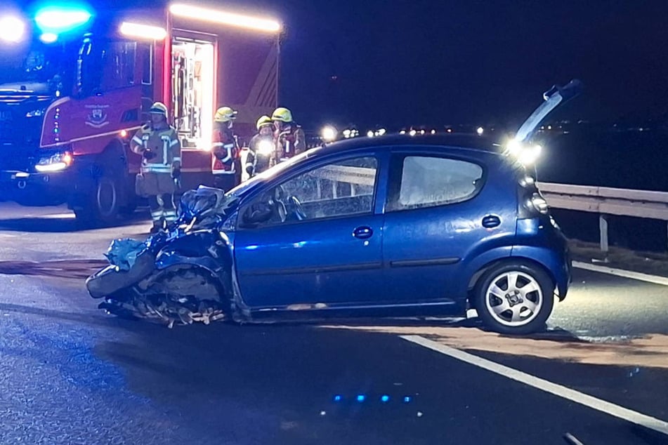 Der Citroën ist durch den heftigen Einschlag in die Leitplanke stark beschädigt worden.