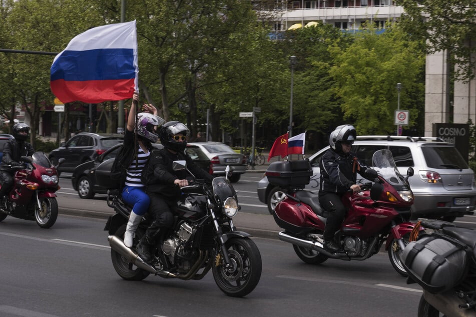 Das war die erste "Sieges-Tour" nach Berlin im Jahr 2015 - damals noch mit wehender Russland-Flagge. Heute haben die Behörden das Zeigen russischer Flaggen an Gedenkstätten untersagt.