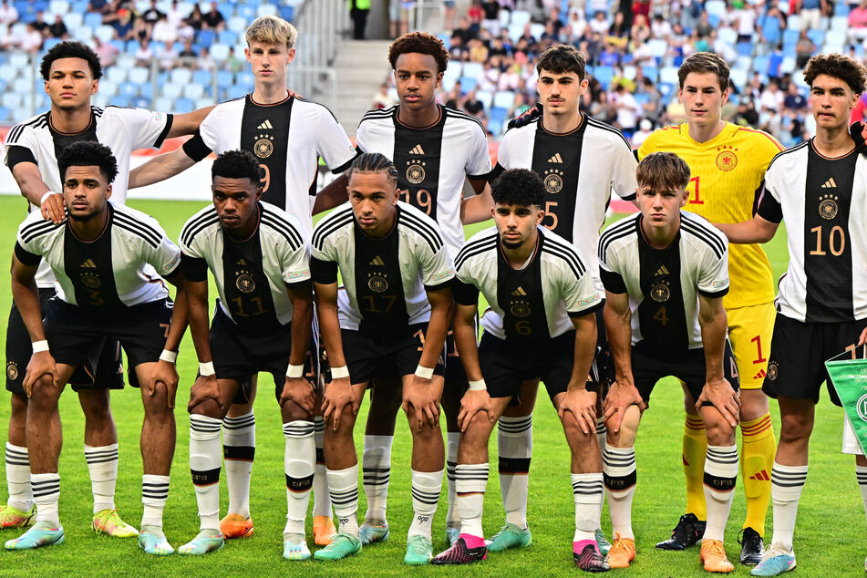 Vor dem Endspiel gegen Frankreich gab es das obligatorische Mannschaftsfoto der DFB-Junioren.