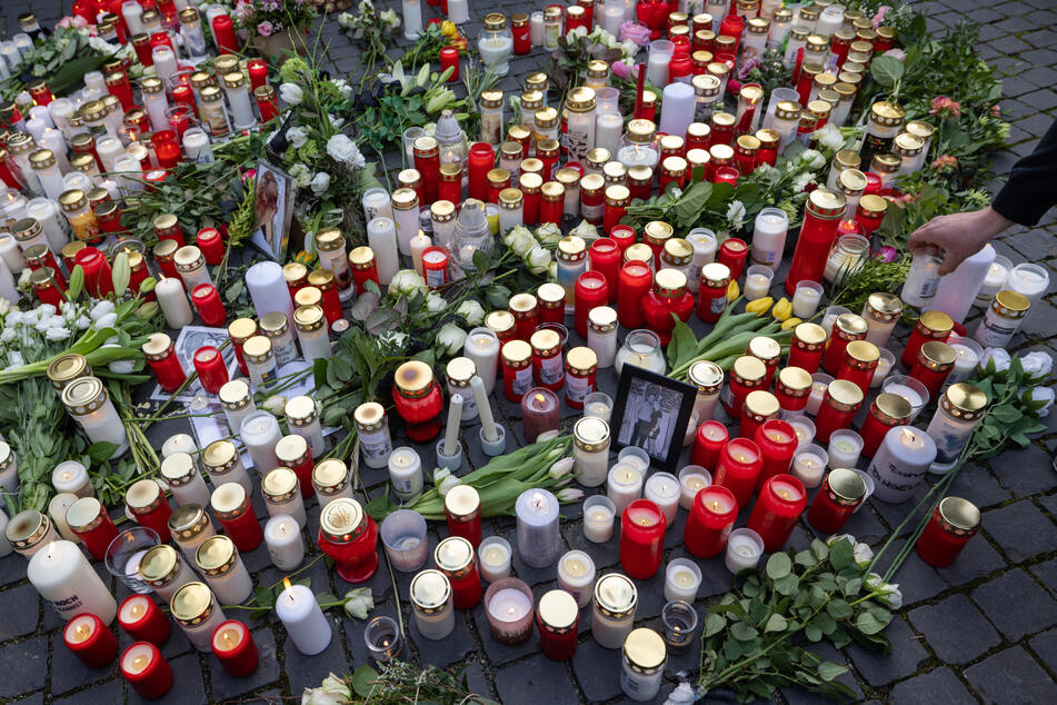 Vor dem Brunnen wurden zahlreiche Kerzen und Blumen niedergelegt und Fotos der tödlich Verunglückten aufgestellt.