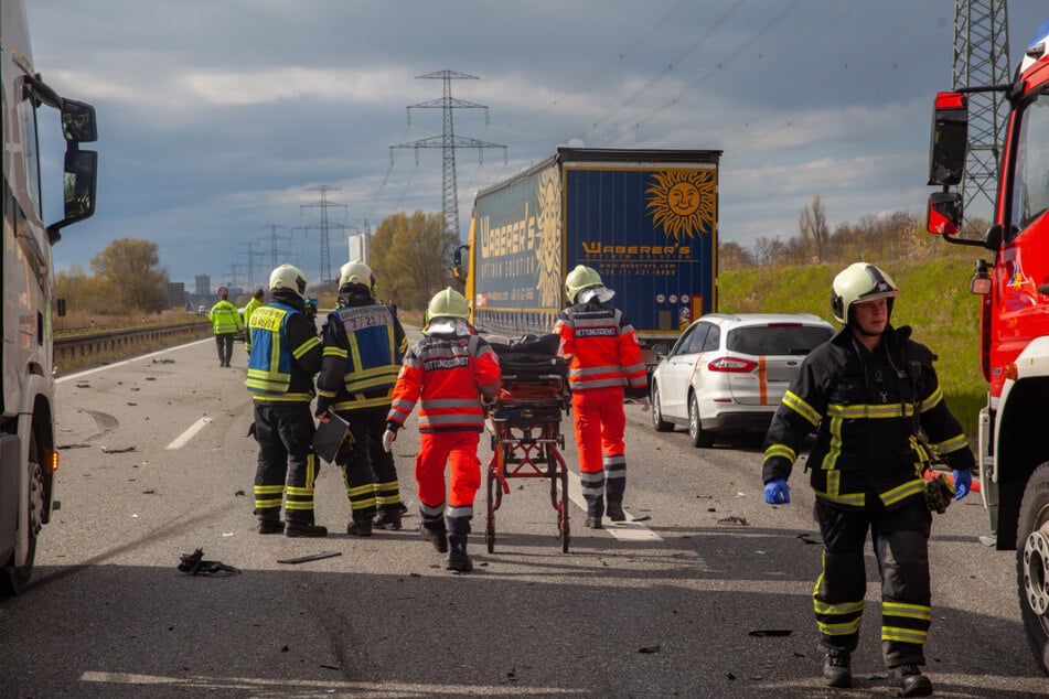 Rettungskräfte sind auf der A19 im Einsatz. Zwei Personen wurden bei dem schweren Crash verletzt.