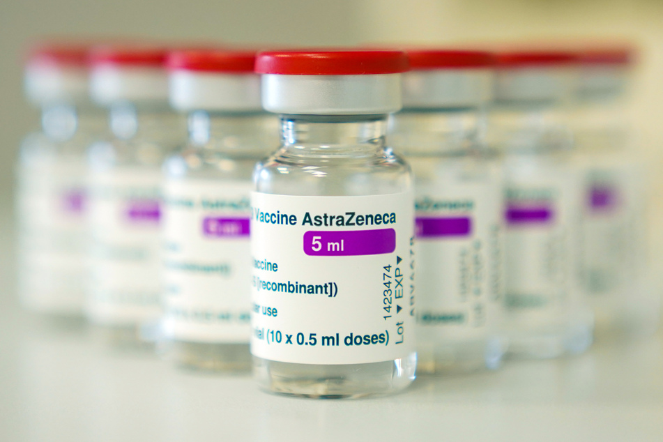 Auf einem Tisch in einer Hausarztpraxis stehen Ampullen mit dem Covid-19 Impfstoff des schwedisch-britischen Pharmakonzerns AstraZeneca. (Archivbild)