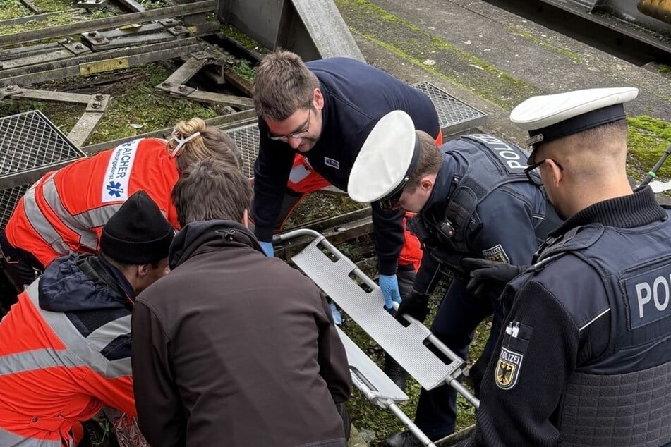 Helfer befreien den Mann aus seiner misslichen Lage.