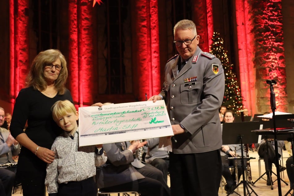 Ramona Albrecht, Leiterin der Kindertagesstätte Martin-Stift, nahm den Spendenscheck vom Kommandeur des Landeskommandos Sachsen-Anhalt Oberst Thorsten Alme entgegen.