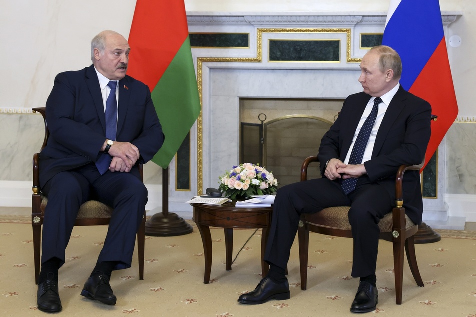Wladimir Putin (69, r.), Präsident von Russland, und Alexander Lukaschenko (67), Präsident von Belarus, sitzen bei einem Treffen zusammen.