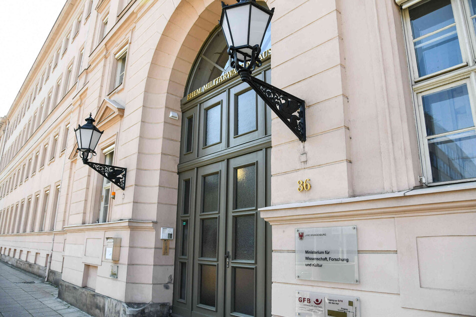Vor dem Wissenschaftsministerium demonstrierten Studenten am Montag für Soforthilfen.