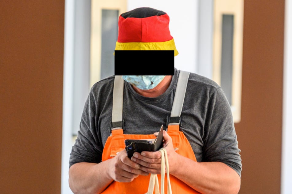 Der Angeklagte Dirk V. (46) steht wegen Beleidigung und tätlichen Angriffs auf Vollstreckungsbeamte vor Gericht.