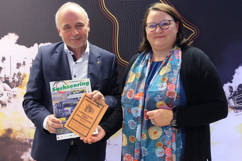 Sachsens ADAC-Chef Klaus Klötzner (67) übergab SLUB-Leiterin Katrin Stump (54) nicht nur die Hefte zur Digitalisierung, sondern überließ auch einige Originale.