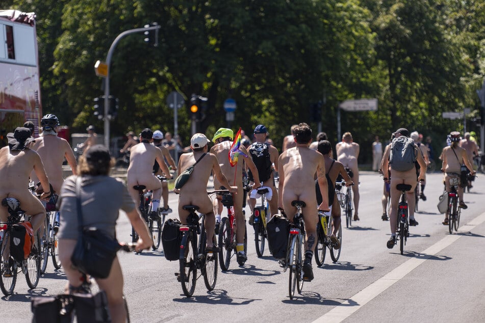 Etwa 500 Menschen fuhren am Sonntag mit dem Fahrrad und wenig Kleidung durch Berlin.