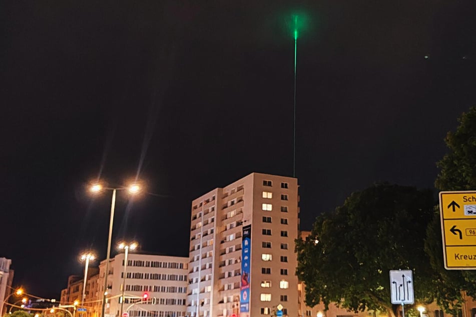 Keine Sorge, dieses Berliner Hochhaus wird nicht gleich in bester Roland-Emmerich-Manier in die Luft fliegen.