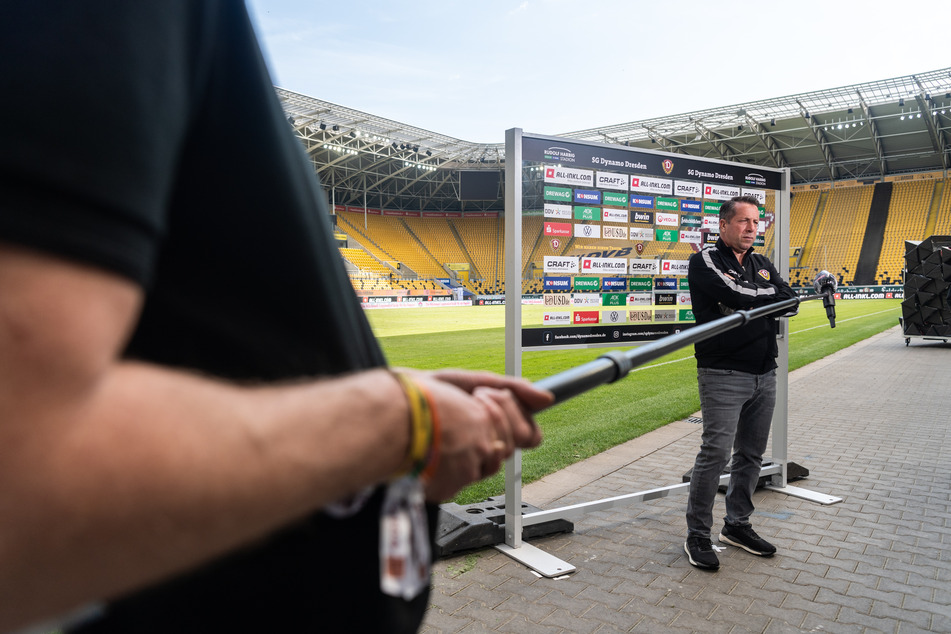 Dynamos Trainer Markus Kauczinski gibt nach dem Spiel dem Bezahlsender Sky ein Interview unter Einhaltung eines Mindestabstandes.