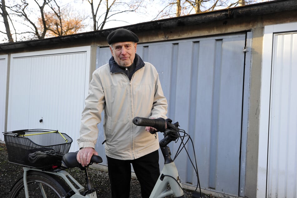 Eberhard Schlücker (88) kam durch die Absperrung am Vormittag nicht an sein Rad.