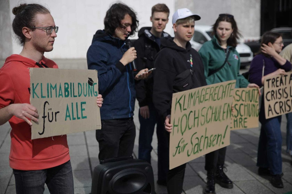Auf dem Augustusplatz sammelten sich am Donnerstagmorgen eine Handvoll Studierender zum Protest.