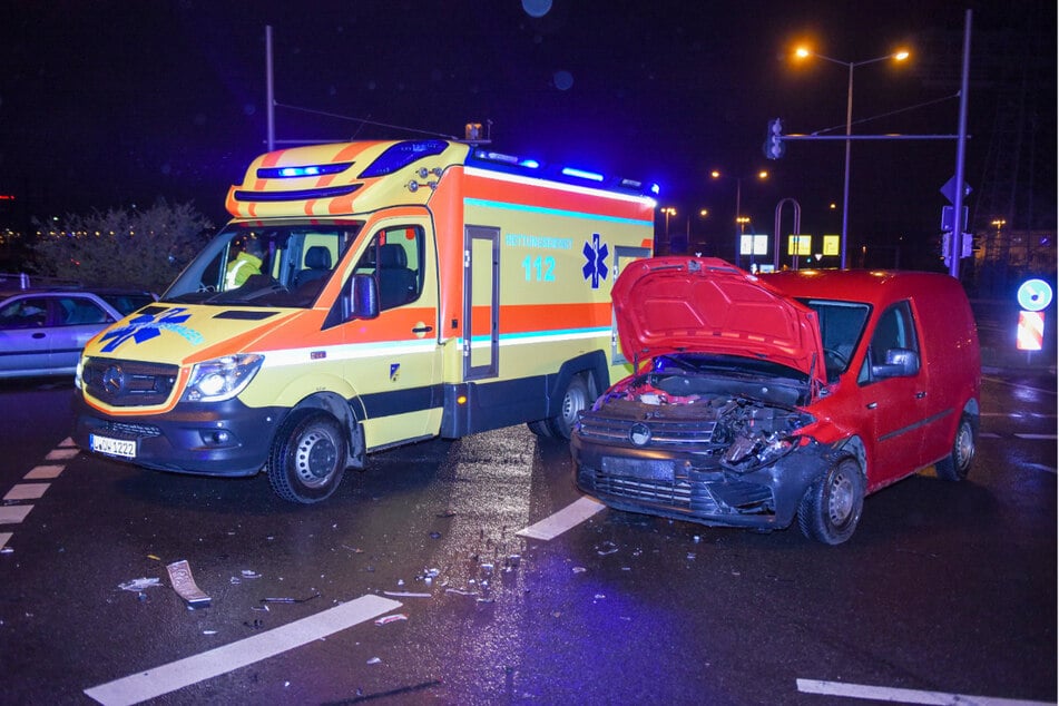 Nordöstlich vom Leipziger Zentrum hat es am Donnerstagabend gekracht. Dabei wurde der VW Caddy erheblich beschädigt.