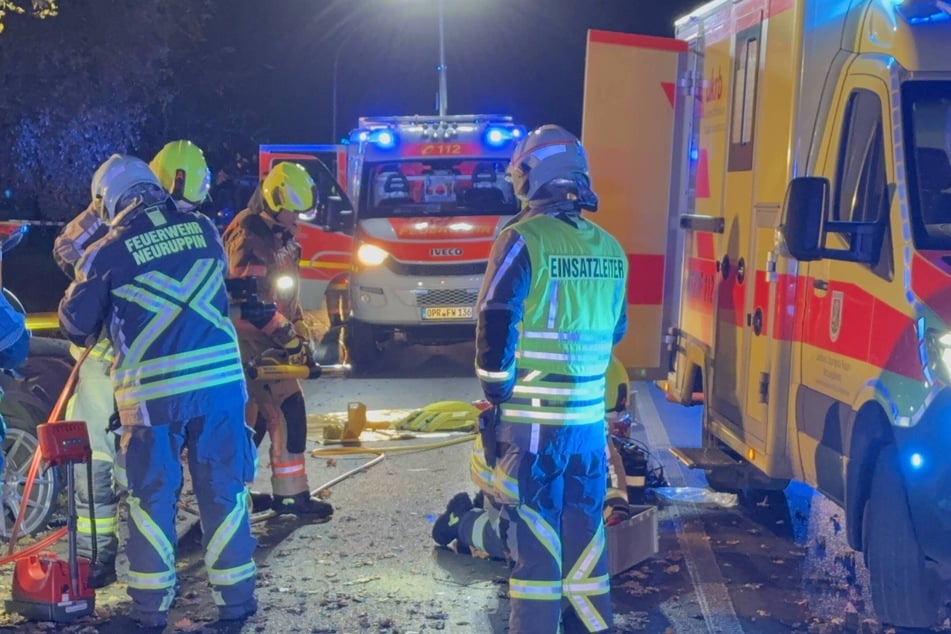 Die Einsatzkräfte der Feuerwehr Neuruppin hatten die schwierige Aufgabe, die Schwerverletzte aus dem völlig zerstörten Auto zu befreien.