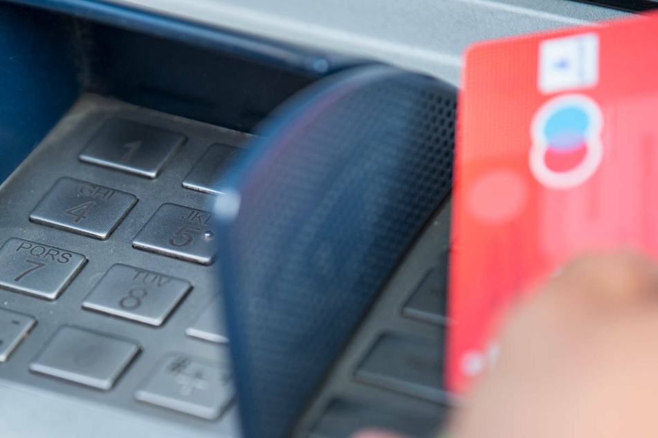 Der Angeklagte und ein Komplize sollen mit den gestohlenen EC-Karten und Pin-Nummern rund 22.000 Euro an Bankautomaten abgehoben haben. (Symbolfoto)